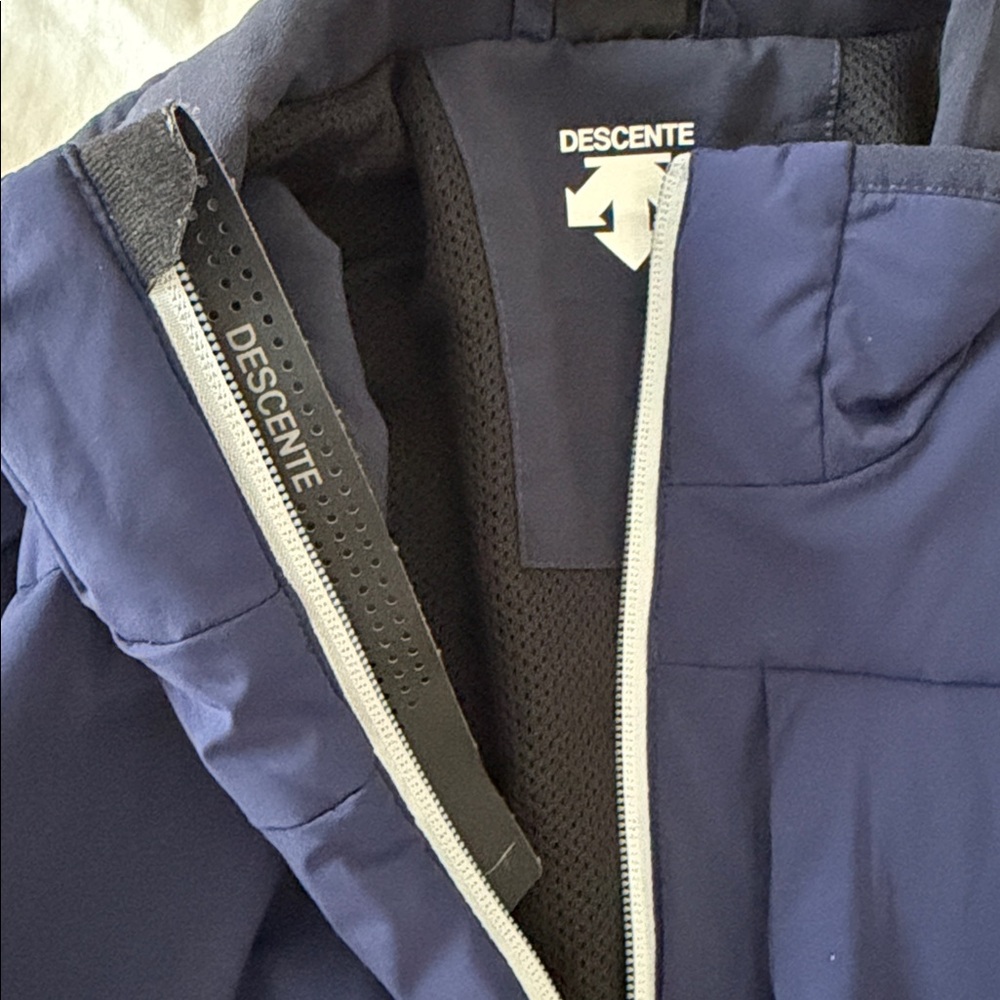 Descente Light Jacket - Picture 9 of 10